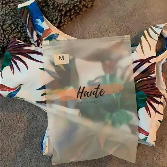 Haute bikini - Picture 6 of 7